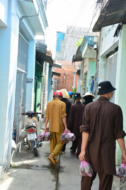 Continuing to support people in need in the Covid-19 pandemic of Hoang Phap Pagoda (series 4)